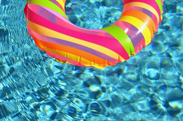 Piscina gonflabilă – o soluție excelentă pentru a te răcori în familie vara