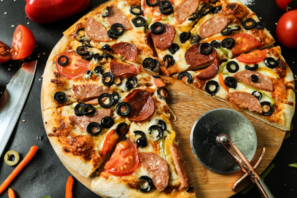 Cine a inventat pizza și cum a devenit atât de apreciată?