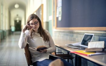 Bacalaureatul de Limba Română reprezintă un moment esențial în carierele elevilor din România, fiind examenul care le deschide drumul către învățământul superior sau către piața muncii. În anul 2025, acest examen va aduce cu sine anumite schimbări, dar și provocări care vor pune elevii la încercare. Pregătirea temeinică pentru acest examen necesită cunoașterea modelelor de subiecte și a modului în care acestea sunt structurate, dar și înțelegerea corectă a cerințelor fiecărei părți a examenului. În acest ghid, vom analiza modelele de subiecte pentru Bacalaureatul de Limba Română 2025, oferind rezolvări comentate care să ajute elevii să înțeleagă mai bine cum trebuie abordate întrebările și ce așteptări există din partea corectorilor. Importanța pregătirii pentru Bacalaureatul la Limba Română Pregătirea pentru Bacalaureat nu se rezumă doar la memorarea unor texte literare sau la citirea unor autori de referință. Este esențial ca elevii să înțeleagă structura examenului și tipologia întrebărilor, pentru a răspunde corect și complet. La Bacalaureatul de Limba Română, examenul constă în două mari părți: partea de teorie și partea de comentariu al unui text literar. În primul rând, elevii trebuie să cunoască conceptele literare fundamentale, cum ar fi curentele și direcțiile literare, tehnicile narative și stilistice, precum și importanța acestora în analiza unui text. De asemenea, trebuie să fie familiarizați cu structura unui comentariu literar, în care se analizează atât semnificațiile textului, cât și mesajul acestuia, în contextul autorului și al operei sale. În continuare, vom prezenta modele de subiecte pentru Bacalaureatul la Limba Română 2025, precum și soluțiile posibile pentru fiecare dintre acestea. Modele de subiecte pentru Bacalaureatul 2025 La examenul de Limba Română din 2025, subiectele vor fi structurate similar celor din anii anteriori, dar cu mici ajustări care țin cont de evoluția curriculumului școlar. Modelele de subiecte de la Bacalaureat sunt gândite pentru a testa atât cunoștințele teoretice, cât și abilitățile de analiză și argumentare ale elevilor. Subiectul I: Partea de teorie Acesta este primul subiect din examen și vizează cunoștințele teoretice dobândite de elevi pe parcursul anilor de liceu. Întrebările vor fi legate de noțiuni literare, precum curentele literare (realism, modernism, etc.), biografiile și opera autorilor studiați, dar și tehnicile narative folosite de aceștia. De asemenea, este posibil să fie solicitate definirea unor termeni literari specifici, cum ar fi simbolul, metafora, antiteza, etc. Un exemplu de întrebare ar putea fi: „Explicați ce înseamnă tehnica flashback în literatura modernă și oferiți un exemplu din opera unui autor studiat.” Răspunsul la această întrebare ar trebui să includă o definiție a flashback-ului, urmată de un exemplu relevant dintr-o operă literară studiată la liceu, precum „Ion” de Liviu Rebreanu, în care autorul folosește tehnica pentru a adânci înțelegerea caracterului principal. Subiectul II: Comentariul unui text literar Acesta reprezintă o parte esențială a examenului, în care elevii trebuie să demonstreze abilități de analiză literară. Subiectul poate include un fragment dintr-o operă literară a unui autor clasic sau modern. Elevii trebuie să explice tema textului, să identifice figurile de stil, să discute contextul istoric sau social al operei și să argumenteze despre mesajul transmis de autor. Un exemplu de întrebare pentru această secțiune ar putea fi: „Analizați fragmentul din opera lui Mihail Sadoveanu, „Baltagul”, discutând despre relația dintre personaje și semnificațiile acesteia în cadrul romanului.” Comentariul ar trebui să includă identificarea tematicii romanului (familia, tradițiile, lupta pentru dreptate), analiza relației dintre Vitoria Lipan și soțul ei, și semnificațiile acestei relații în contextul satului tradițional din România. Subiectul III: Eseu argumentativ Acesta reprezintă partea finală a examenului și este menit să verifice capacitatea elevilor de a construi un discurs coerent pe o temă de actualitate sau de interes literar. De obicei, întrebarea pentru acest subiect se referă la o problemă socială sau culturală, iar elevii trebuie să argumenteze în favoarea sau împotriva unei afirmații. Exemplu de întrebare: „Este literatura contemporană mai accesibilă tinerilor decât literatura clasică? Justificați opinia exprimată.” Elevii trebuie să-și susțină punctul de vedere prin exemple din literatura contemporană și clasică, dar și prin argumente legate de evoluția lecturii și a preferințelor tinerelor generații. Rezolvări comentate pentru Bacalaureat Limba Română 2025 Pentru a înțelege mai bine cum să abordăm modelele de subiecte, este util să discutăm și despre rezolvările comentate ale acestora. Exemplu de comentariu literar: Fragment din „Baltagul” de Mihail Sadoveanu Textul selectat din „Baltagul” se concentrează pe relația dintre Vitoria Lipan și bărbatul ei, Mărginianul. Această relație este simbolică pentru legătura profundă dintre om și pământ, dar și pentru lupta femeii pentru dreptate într-o societate patriarhală. În comentariu, elevii ar trebui să abordeze simbolismul „baltagului” ca simbol al justiției și al răzbunării, analiza raporturilor dintre personaje și impactul acestora asupra dezvoltării acțiunii romanului. Exemplu de eseu argumentativ: „Este literatura contemporană mai accesibilă tinerilor decât literatura clasică?” Răspunsul la această întrebare presupune o argumentare logică. În primul rând, se poate observa că literatura contemporană beneficiază de un limbaj mai accesibil și de teme de actualitate care sunt mai apropiate tinerilor, în timp ce literatura clasică, deși profundă, poate părea uneori departe de realitățile zilelor noastre. Totuși, literatura clasică oferă valori universale și o mai profundă înțelegere a naturii umane, ceea ce poate face lectura ei valoroasă pentru dezvoltarea intelectuală a tinerilor. Părerea unui blogger: Importanța pregătirii și abordării corecte a examenului Conform opiniei bloggerului de la inpanamea.ro, pregătirea pentru Bacalaureat nu trebuie să fie doar despre învățarea unor concepte teoretice, ci și despre abordarea examenului cu o mentalitate potrivită. „Este esențial ca elevii să nu se concentreze doar pe studierea textelor, ci și pe înțelegerea structurii examenului. Împărțind examenul în pași mici și abordând fiecare subiect în parte cu calm și logică, pot ajunge să obțină rezultate excelente”, menționează bloggerul. Concluzie Pregătirea pentru Bacalaureatul de Limba Română 2025 presupune o înțelegere profundă a structurii examenului și a cerințelor fiecărui subiect. Modelele de subiecte și rezolvările comentate sunt instrumente utile care îi pot ghida pe elevi să își construiască răspunsuri clare și coerente. Este important ca aceștia să fie pregătiți nu doar din punct de vedere teoretic, dar și să dezvolte abilități de argumentare și analiză literară. De asemenea, pregătirea constantă și o abordare rațională a examenului sunt cheia succesului.