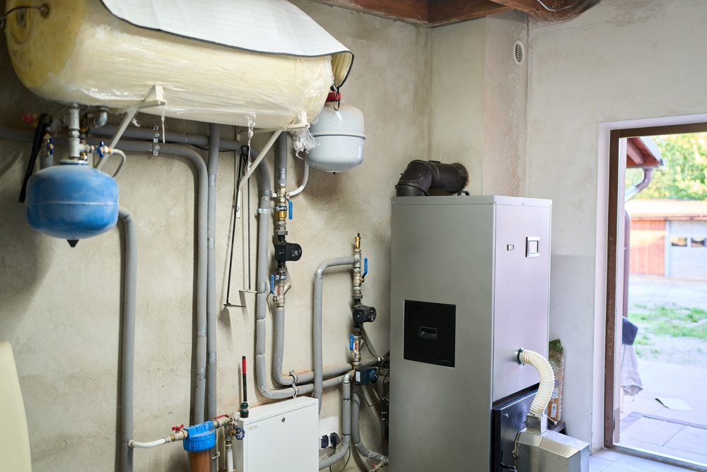 Ce producător oferă cazane compacte pe peleți cu automatizare inclusă?