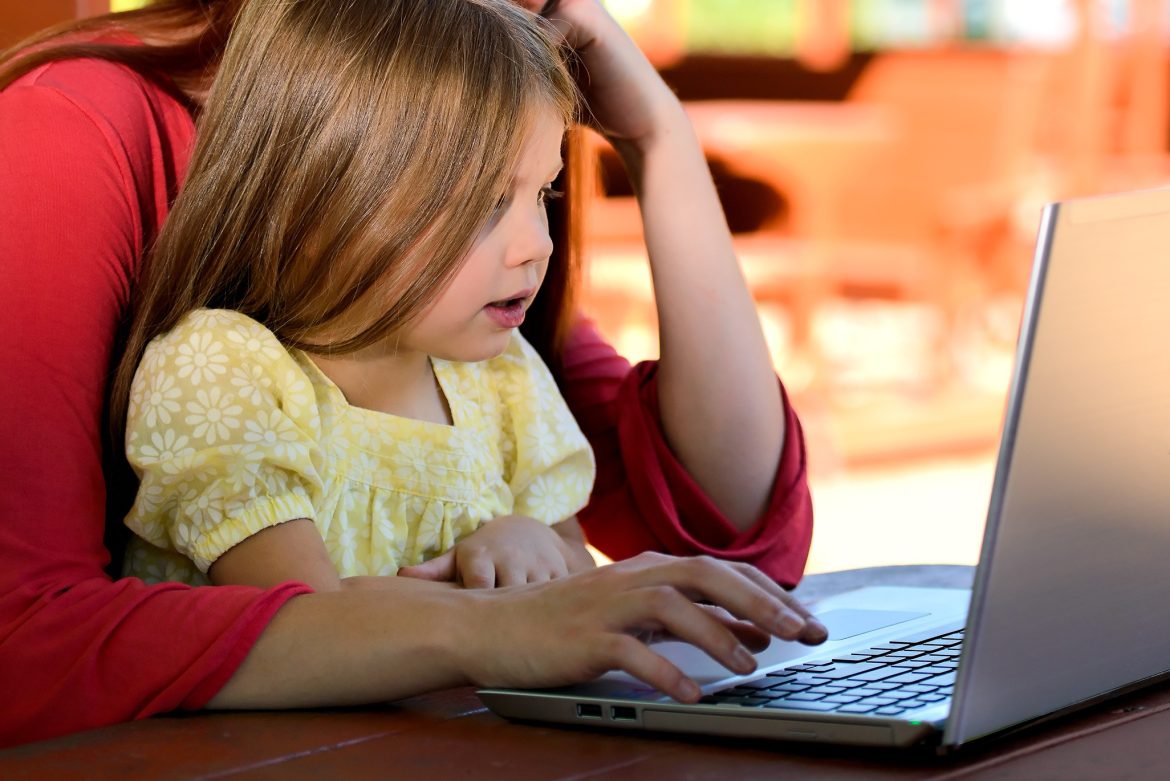 Educație parentală în era digitală: cum stabilești reguli pentru folosirea tehnologiei