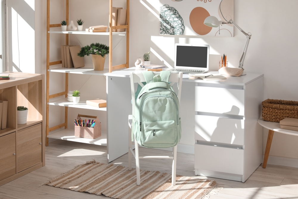 Pregătirea camerei copilului pentru școală: mobilierul și organizarea care fac diferența, cu piese disponibile pe marketplace-uri precum Infinity